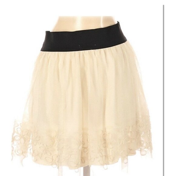 Delia’s IVORY Embroidered Mini‎ Skirt 17” Women’s S - Picture 2 of 2